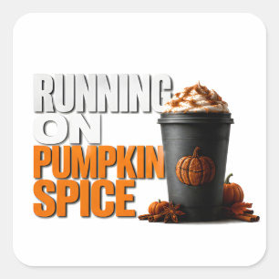 🎃 Mit Kürbisgewürz am Laufen Herbst Halloween Zit Quadratischer Aufkleber