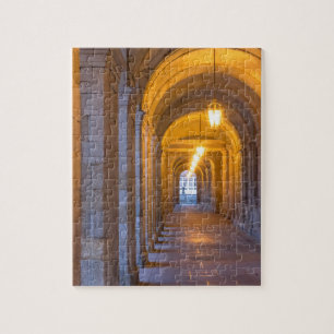 Mit Lampen erleuchteter steinerner Flur, Spanien Puzzle