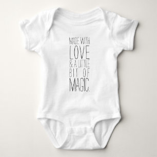 Mit Liebe und ein bisschen Magie gemacht Baby Strampler