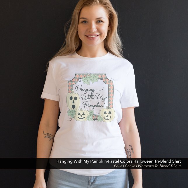 Mit meinem Kürbispastellfarben Halloween Tri-Blend Shirt (Hanging With My Pumpkin Halloween T-Shirt: Pastel Colored Design)