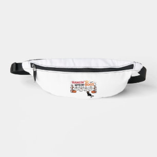 Mit meinen Boos Ghost abhängen, der eine schwarze Bauchtasche