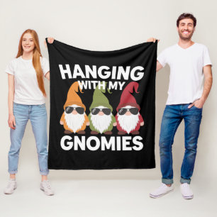 Mit meinen Gnomies hängend Lustiger Gartenzwerg Fleecedecke