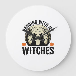 Mit meinen Hexen abhängen Vintage-Halloween-Design Große Wanduhr