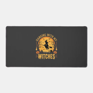 Mit meinen Hexen hängend Halloween-Design (2) Schreibtischunterlage