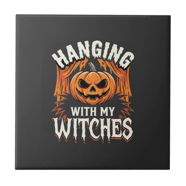 Mit meinen Hexen hängend Halloween-Kürbis Fliese (Vorderseite)