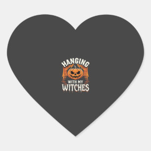 Mit meinen Hexen hängender Halloween-Kürbis Herz-Aufkleber
