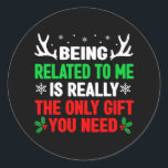 Mit mir verwandt zu sein Funny Christmas s Women M Runder Aufkleber<br><div class="desc">Ich bin verwandt mit der Familie der Frauen in der Weihnachtszeit</div>