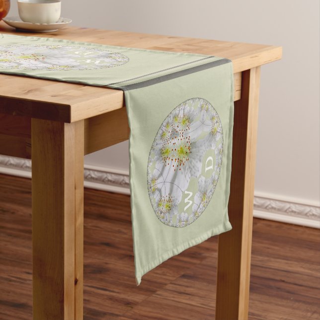 Mit Monogramm Abstrakte Daisy Blume Art, Light Gre Großer Tischläufer (Beispiel)