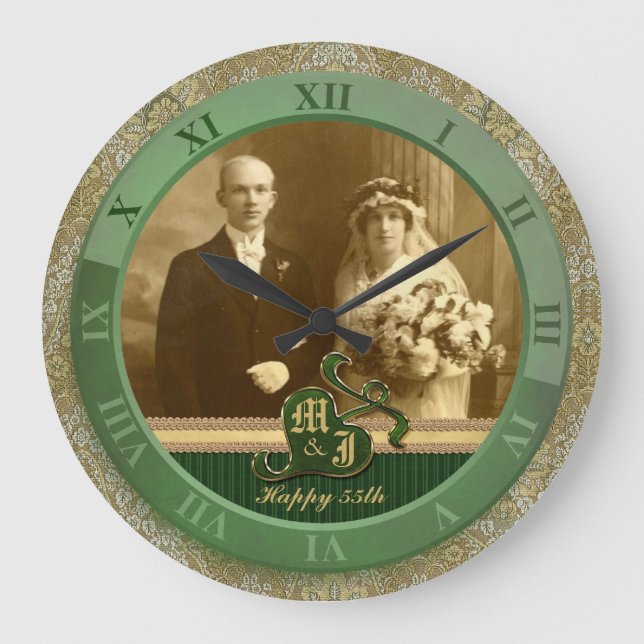 Mit Monogramm antike Damast-Goldgrün-Hochzeit Große Wanduhr (Vorderseite)