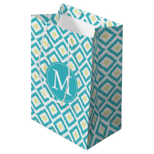 Mit Monogramm Aqua- und Yellow Diamonds Ikat-Muste Mittlere Geschenktüte (Vorderseite Schrägansicht)