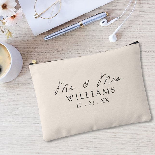 Mit Monogramm Beige Elegante Script-Gastgeschenk H Zubehörtasche (In situ, on office desk)