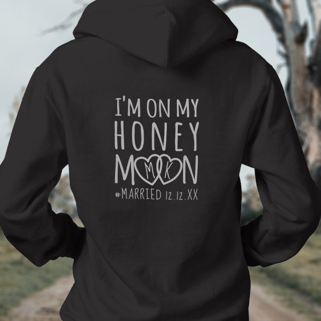 Mit Monogramm bin ich auf My Honeymoon Verheiratet Hoodie (Add your initials to the hearts & your wedding date too. Perfect hoodie to wear on your honeymoon)