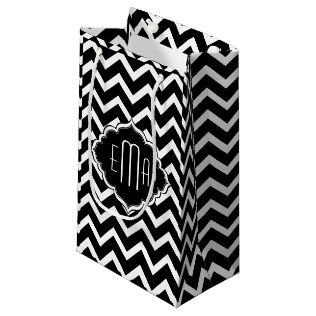 Mit Monogramm Black & White Geometric Zigzag Zickz Kleine Geschenktüte (Vorderseite Schrägansicht)