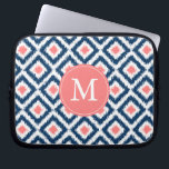 Mit Monogramm blaues korallenrotes Diamant Ikat Laptopschutzhülle<br><div class="desc">Stilvolle und ChicAusrüstungsbeschreibungen ein buntes und trendy Diamanten ikat Muster und können mit Ihrem Monogramm,  Initiale,  Namen oder jedem möglichem Text Ihrer Wahl für ein perfektes kundenspezifisches Geschenk personalisiert sein!</div>