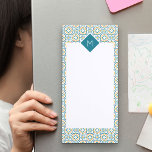 Mit Monogramm blaues, spanisches Fliesenmuster Magnetischer Notizblock<br><div class="desc">Personalisieren Sie dieses magnetische Notizblock und Pop es auf Ihrem Kühlschrank oder Aktenschrank. Die Vorlage ist für das Set bereit, damit Sie Ihre Initialen zum Monogramm-Rahmen hinzufügen können. Dieses Design hat eine elegante Grenze von spanischen Fliesen, in blau, weiß und blassorange. Das Pad hat auch viel Platz, um Ihre Erinnerung...</div>