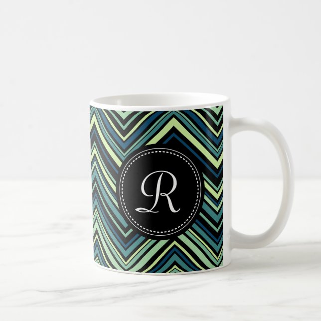 Mit Monogramm blaues Tribal-Zickzack Muster Tasse (Rechts)