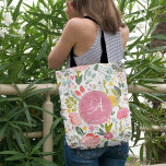 Mit Monogramm Blüte<br><div class="desc">Romantischer,  chic femininer Totbeutel mit Quellwasserfarbe blassrosa,  korallen,  gelb,  blau und grüne Hand bemalten Blüten und Blattwerk. Personalisieren Sie es mit Ihrem Monogramm und Namen!               könnte ein hübsches Geburtstagsgeschenk für Ihre Freundin / Ehefrau / Mutter / Schwester sein.</div>
