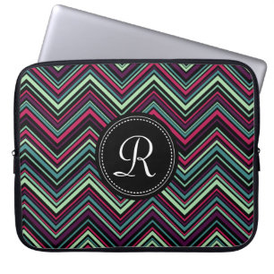 Mit Monogramm, buntes Tribal-Zickzack Muster Laptopschutzhülle