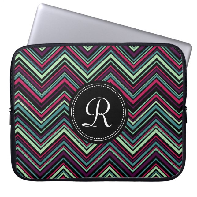 Mit Monogramm, buntes Tribal-Zickzack Muster Laptopschutzhülle (Vorderseite)