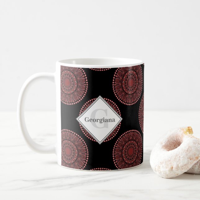 Mit Monogramm Cabernet Coral Whirl Polka Dot Manda Kaffeetasse (Mit Donut)