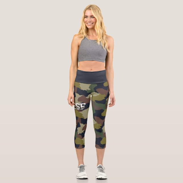 Mit Monogramm Earth Tones Green Brown Camouflage Capri Leggings (Vorderseite)