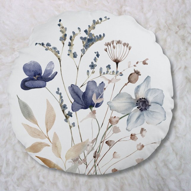 Mit Monogramm Elegante Chic Watercolor Blaue Blume Rundes Kissen (In situ)