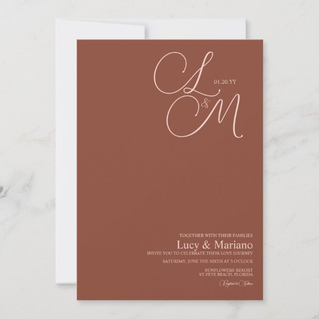 Mit Monogramm, elegante Script Terracotta Wedding Einladung (Vorderseite)