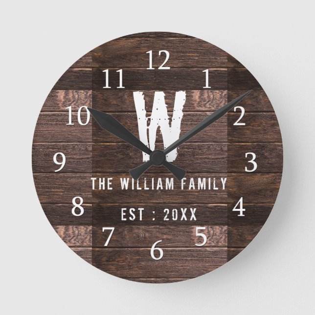 Mit Monogramm Familienname aus rustikalem Holz Runde Wanduhr (Vorderseite)