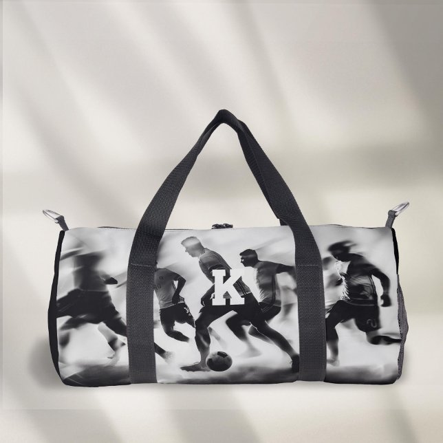 mit Monogramm Fußball in Schwarzweiß Duffle Bag (Personalized Monogram, Black and white Sport, Soccer Duffel Bag.)