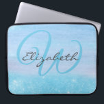 Mit Monogramm Girl Blue Ombre Soft Glitzer Shimmer Laptopschutzhülle<br><div class="desc">Girly Laptop Ärmel, die Sie mit Ihrem Monogramm personalisieren können. Fügen Sie Ihren Initial und Ihren Namen in aqua blau und dunkelgrau elegante Skripttypografie zu diesem schicken und trendigen ombre Hintergrund. Die Ober ist eine Mischung aus Holzkorn und weichem Schimmer Glitzer Staub in hübschem Aquablau. Bitte stöbern Sie in unserem...</div>