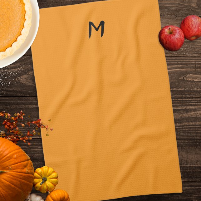 Mit Monogramm Goldener Fall Geschirrtuch (A kitchen towel in pumpkin yellow with brush script monogram. Ideal for Fall and Thanksgiving)
