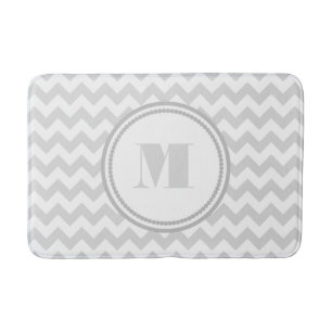 Mit Monogramm, grau-weiß gestreiftes Zickzack Must Badematte