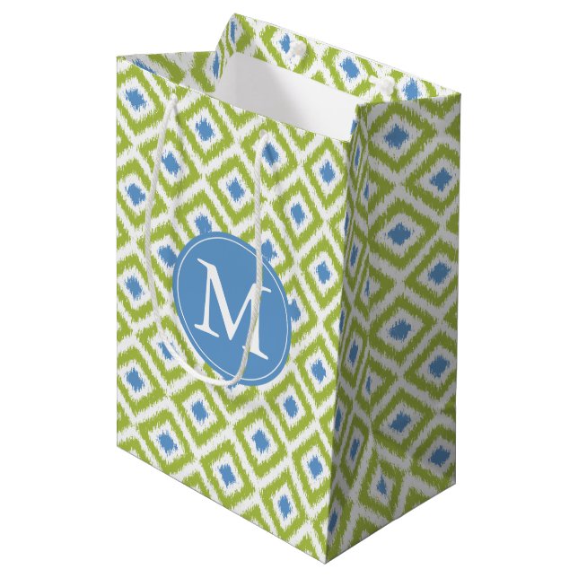 Mit Monogramm Green Blue Ikat-Muster Mittlere Geschenktüte (Vorderseite Schrägansicht)