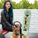Mit Monogramm Grün des Hundes Skateboard<br><div class="desc">Ein cooles skaninisches Skateboard für Hundefreunde mit einem Bild eines deutschen Schäferhundes auf hellgrünem Hintergrund. Personalisieren Sie die Initialisierung des Empfängers als Monogramm für die Touch.</div>