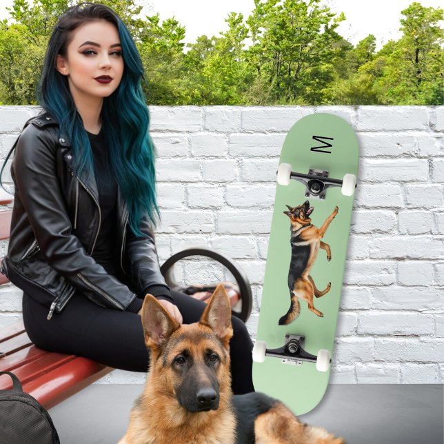 Mit Monogramm Grün des Hundes Skateboard (A monogrammed skateboard in light sage green with a picture of a German Shepherd dog)