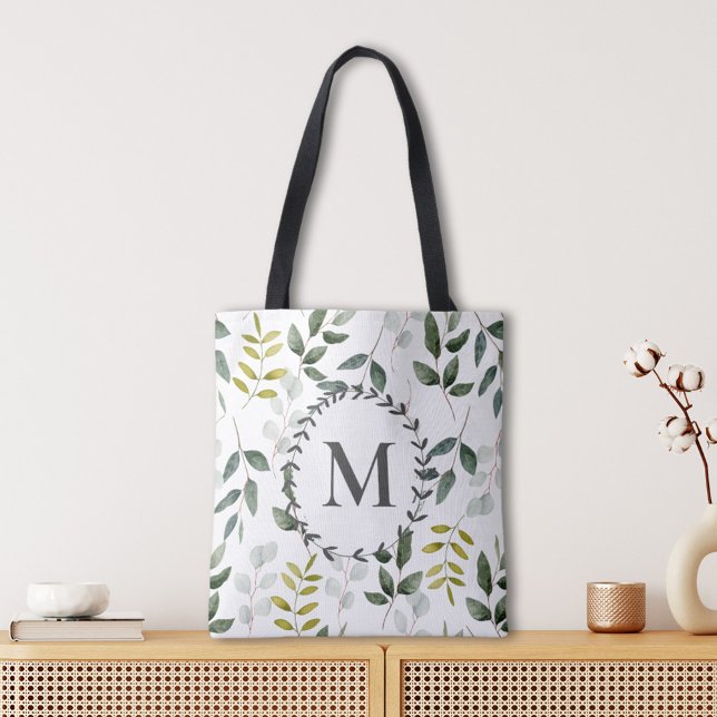 Mit Monogramm grüne Eukalyptus-tropische Blätter (in situ on table)
