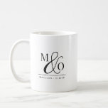 Mit Monogramm Hochzeit Kaffeetasse<br><div class="desc">Moderne Minimalistische Monogram Hochzeitsszene für Neuvermählte. Ehe,  Sake. Initialen und Namen.</div>