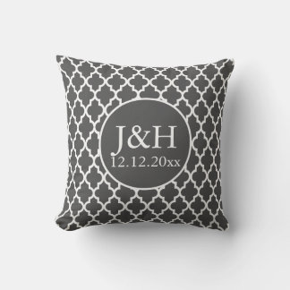 Mit Monogramm Hochzeit mit Quatrefolie, grau und w Kissen