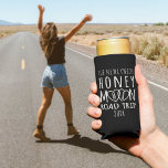 Mit Monogramm Honeymoon Road Trip für Neueinsteige<br><div class="desc">Pop deine Initialen in die verstrickten Herzen,  packe sie in dein Gepäck und fahre mit deinen Geliebten in den Sonnenuntergang auf deinem Honeymoon Road Trip Abenteuer eines Lebens.</div>