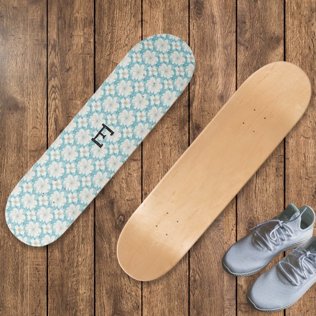 Mit Monogramm Hübsche weiße Blume Gemustert Skateboard (A pretty monogrammed skateboard, with retro pattern of white flowers on light blue)
