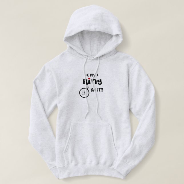 Mit Monogramm legte er einen Ring drauf Hoodie (Design vorne)