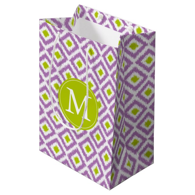 Mit Monogramm Lila und grüne Diamanten Ikat-Muster Mittlere Geschenktüte (Vorderseite Schrägansicht)
