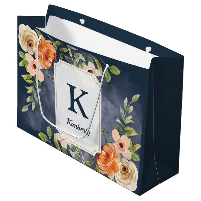 Mit Monogramm Marine und Peach Floral Große Geschenktüte (Vorderseite Schrägansicht)