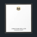 Mit Monogramm Minimalistisches Schwarz/Gold-Notepa Notizblock<br><div class="desc">Mit diesem mit Monogramm minimalistischen Notizblock in Schwarz und Gold heben Sie Ihre Noten hervor. Das elegante Design besticht durch ein in gebürstetem Gold gehaltenes Monogramm-Set vor einem schwarzen Hintergrund mit klassischer Blocktypografie für Namen und Titel. Das Notizblock enthält 40 Blatt hochwertiges Papier, ideal zum Zusammenfügen von Notizen, Aufgabenlisten oder...</div>