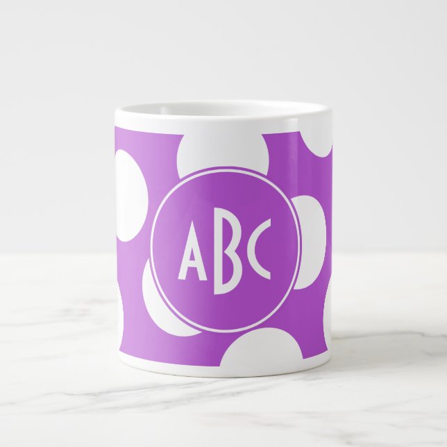 Mit Monogramm mittelorchid-weiße Polka-Dosen Jumbo-Tasse (Vorderseite)