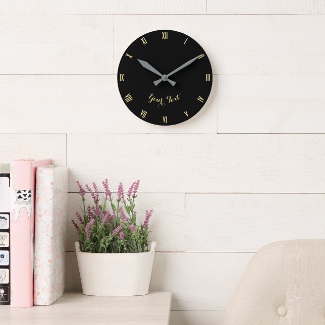 Mit Monogramm, moderne Elegante Schwarze Imitat Go Runde Wanduhr (Custom Monogrammed Modern Elegant Black Faux Gold Round Clock)