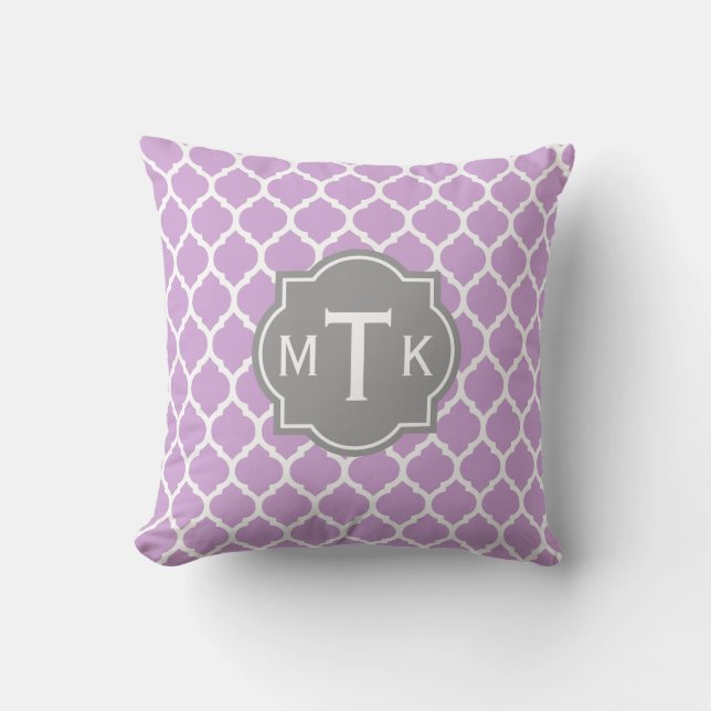 Mit Monogramm modernes Grau- und Lilac-Lattice-Mus Kissen (Vorderseite)