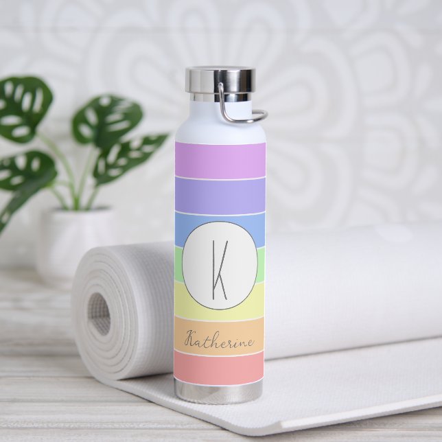 Mit Monogramm Pastell-Regenbogenfarben Streifen Trinkflasche (Yoga)