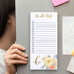 Mit Monogramm Peach- und Gold-Blume Magnetischer Notizblock<br><div class="desc">Hübsches Magnetnotepad zur Personalisierung mit dem Monogramm. Die Vorlage ist für Sie Set, um Ihren Namen und Initial (aber Sie können jeden Bereich leer verlassen, wenn Sie es vorziehen, nur einen oder den anderen). Dieses feminine Design hat pfirsichfarbene, gelbe und goldene Blume mit blaugrauem Blattwerk und bounziger handgeschriebener Schrifttyp. Das...</div>