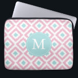 Mit Monogramm Pink Minze Diamond Ikat Muster Laptopschutzhülle<br><div class="desc">Stilvolles und elegantes Design mit einem farbenfrohen und trendigen Diamanten-ikat-Muster und kann mit Ihrem Monogramm,  Initial,  Name oder beliebigem Text Ihrer Wahl personalisiert werden,  um ein individuelles Geschenk zu erhalten!</div>